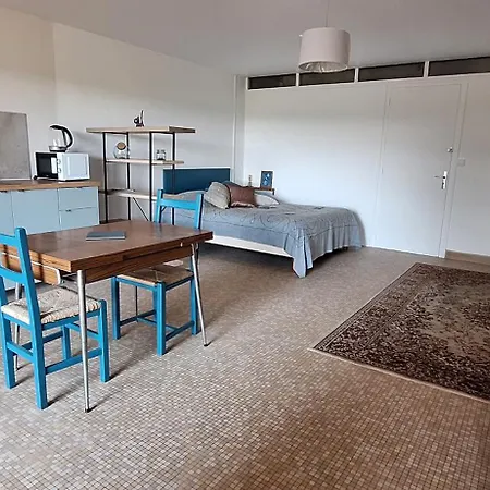 Indépendant Dans Maison à La Campagne *