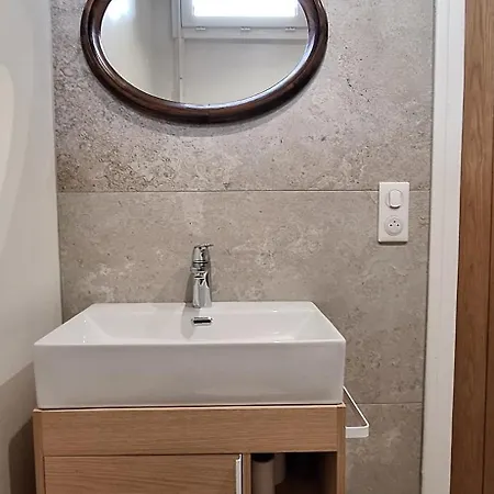 Indépendant Dans Maison à La Campagne *